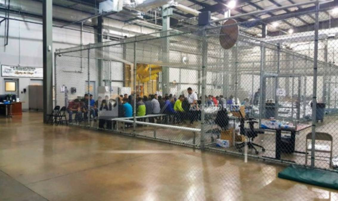 Desgarradoras imágenes de niños migrantes encerrados en 'jaulas' te tocarán el corazón