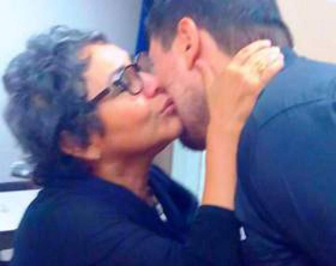 Anarella junto a su hijo.