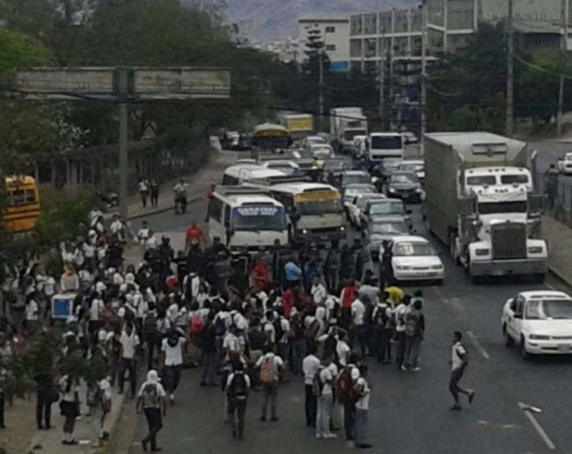 Protesta de estudiantes del Central contra cambio de horario de clases
