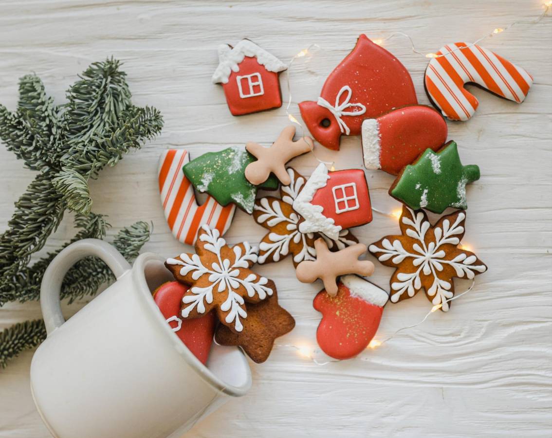 Hornea sabrosas galletitas con los más pequeños de la casa