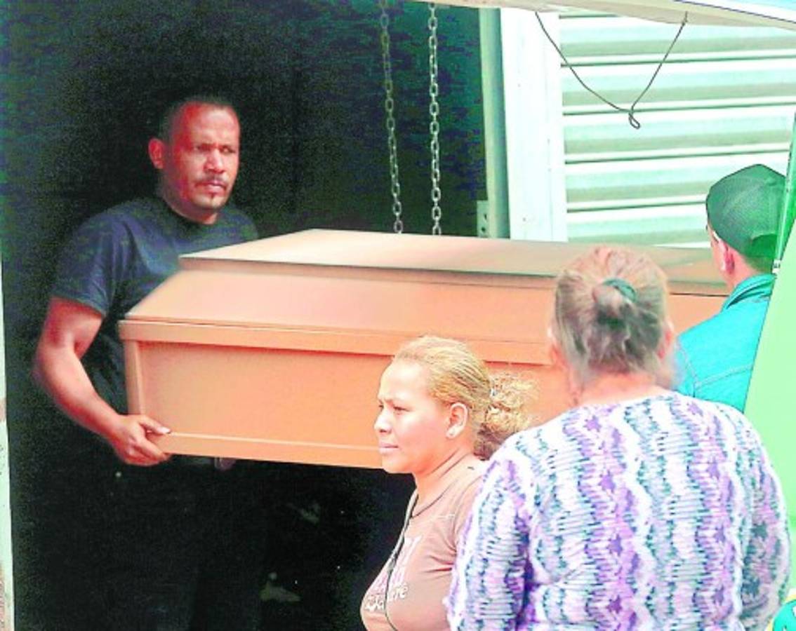 Familiares acusan a policías encubiertos de matar a padre de joven asesinado en colonia Villa Nueva