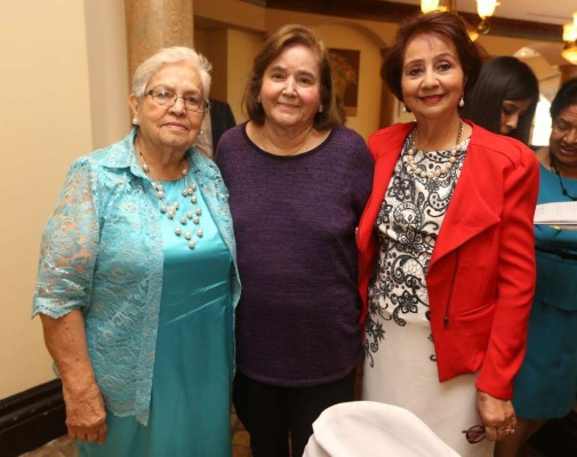 Celebración entre amigas para compartir la dicha de ser mamá.