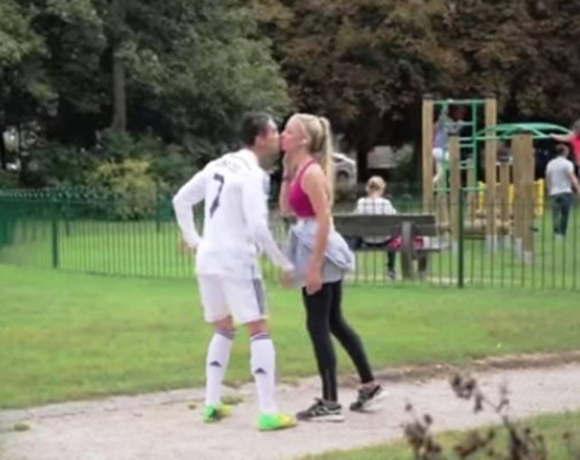 Se viste de Cristiano Ronaldo y hace de las suyas