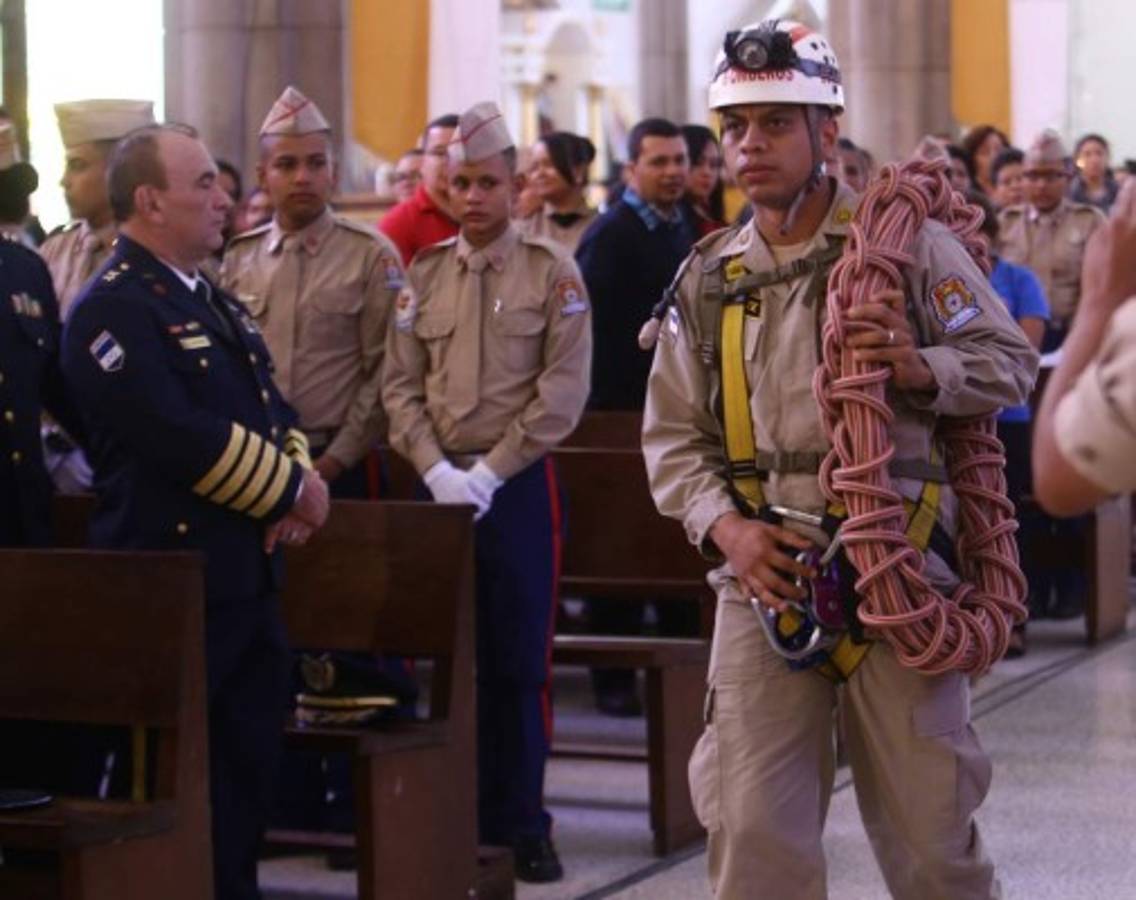 Bomberos ofrendan a la Virgen de Suyapa sus herramientas de trabajo