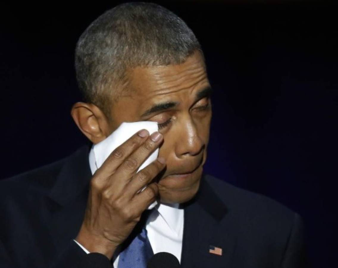 Obama lloró al momento de agradecer a su esposa Michelle por el acompañamiento en su presidencia, foto: AP.