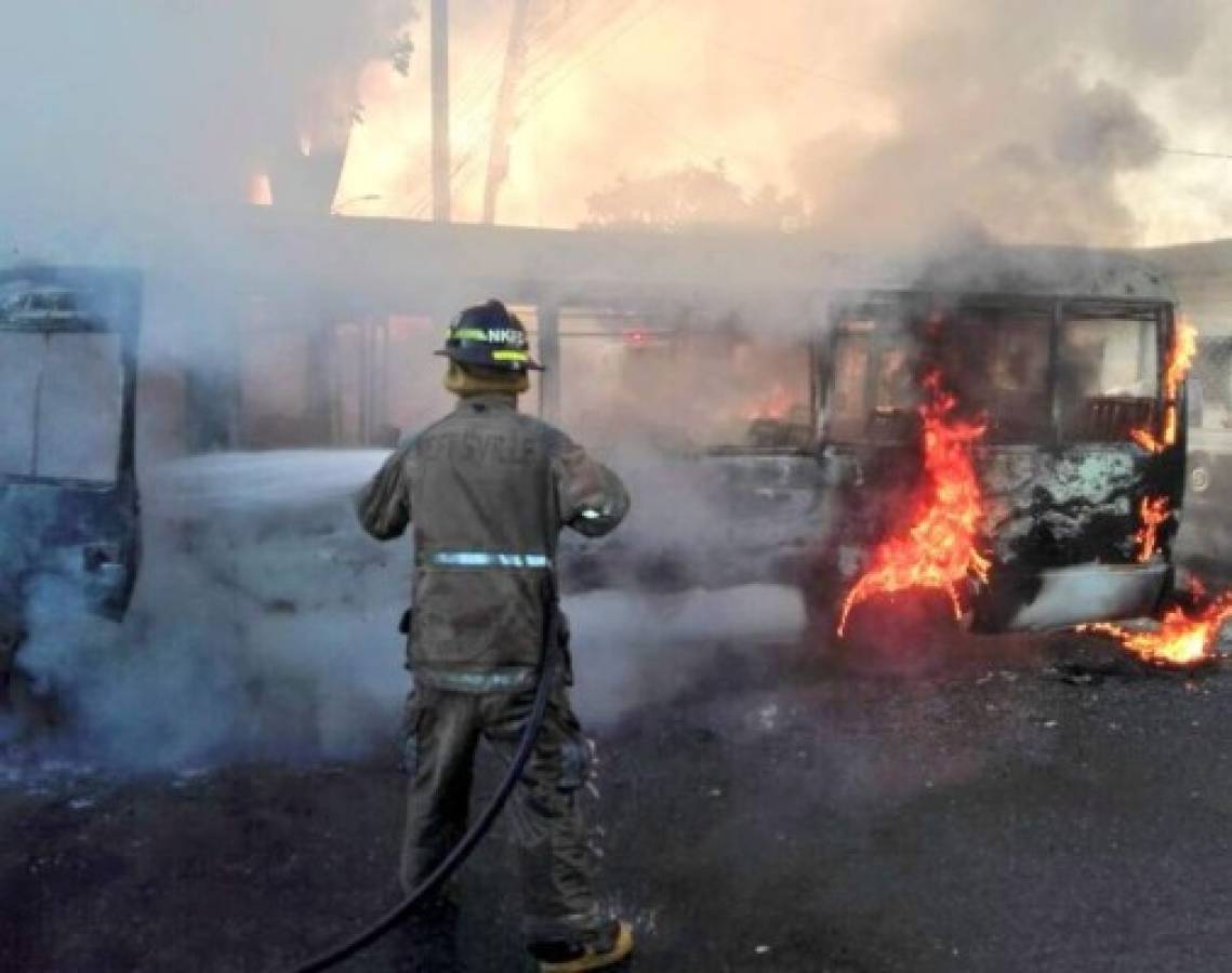 Delincuentes prenden fuego a bus 'rapidito' en San Pedro Sula