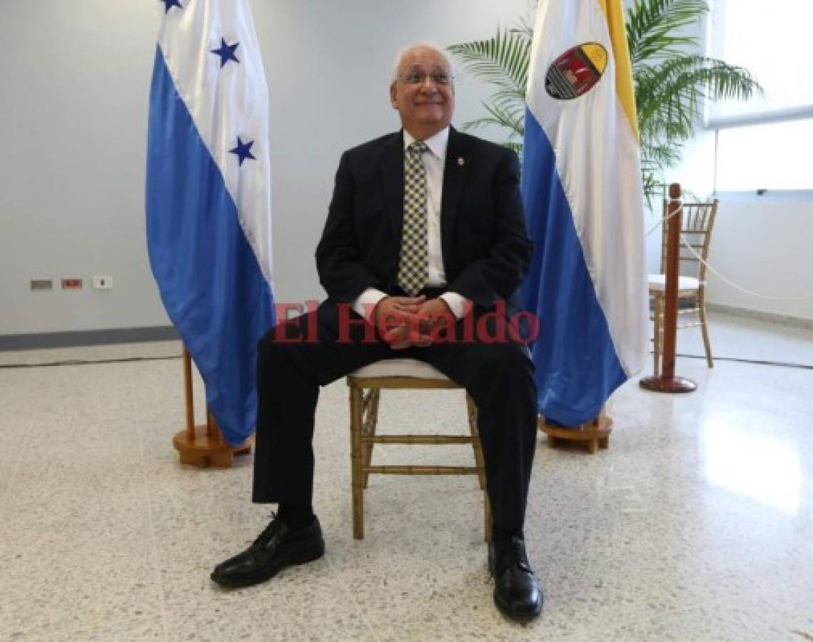 Juramentan a Francisco José Herrera Alvarado como nuevo rector interino de la Universidad Nacional Autónoma de Honduras (UNAH)