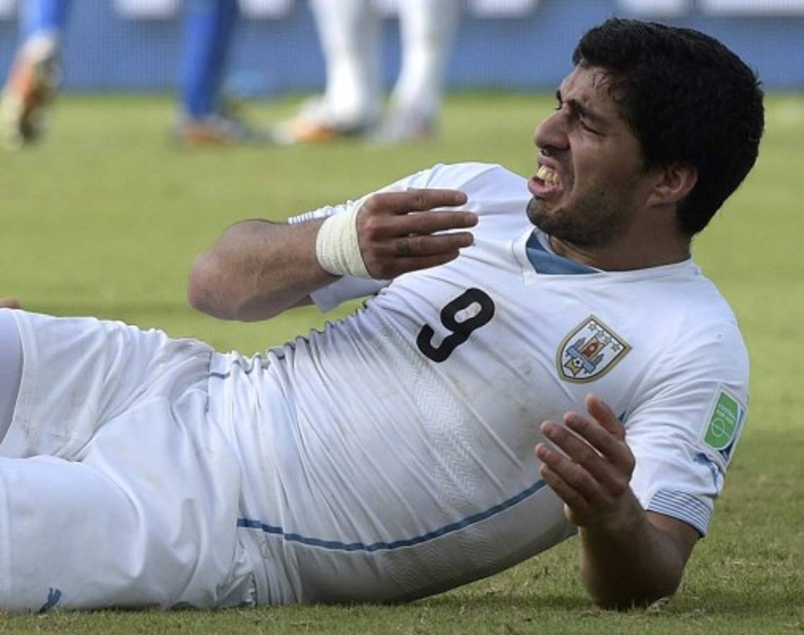 FIFA analiza suspender a Suárez por mordida a Chiellini