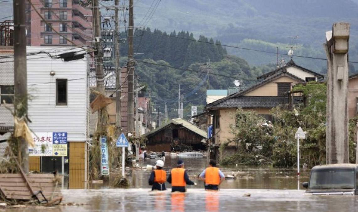 FOTOS: Muertos, desaparecidos y evacuaciones por inundaciones al sur de Japón