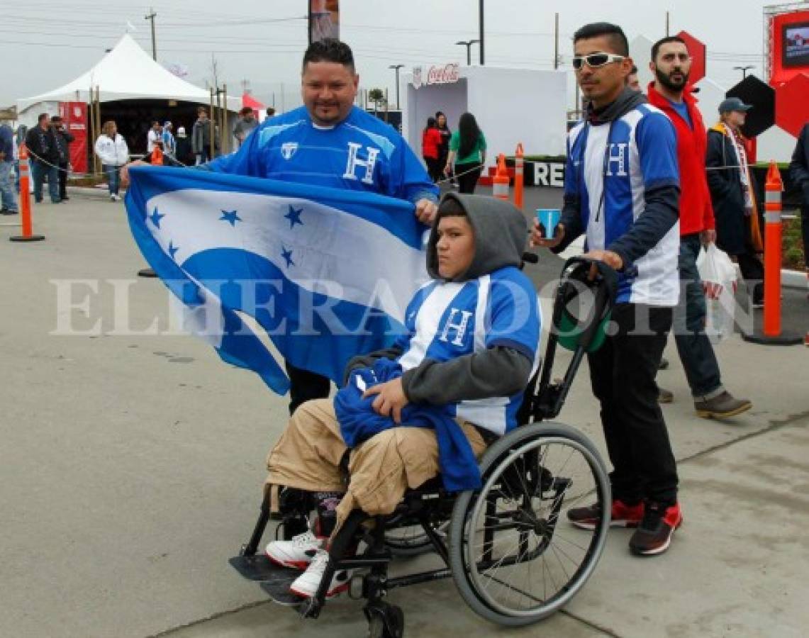 Aficionados se instalan en el Avaya Stadium para presenciar el juego eliminatorio entre Estados Unidos y Honduras