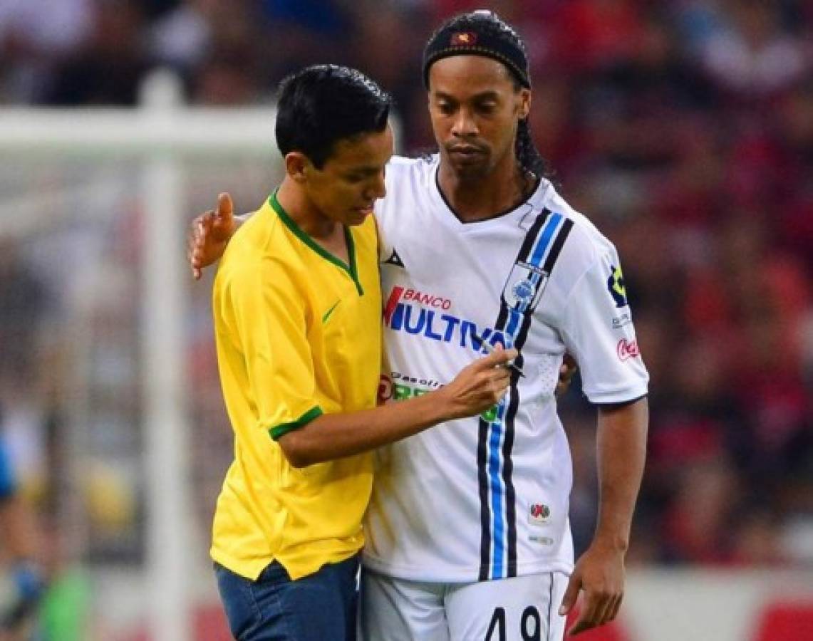VIDEO: El gesto de Ronaldinho con invasor de cancha