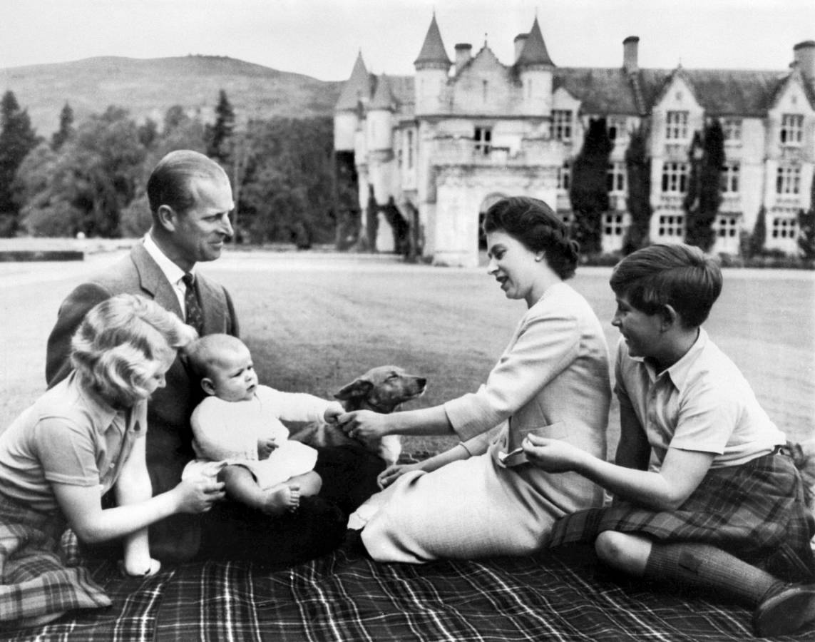 Esta fotografía de la reina Isabel junto a su esposo, el príncipe Felipe, y sus tres hijos -Carlos, Ana y Andrés- fue tomada en uno de los jardines del castillo de Balmoral el 9 de septiembre 1960.