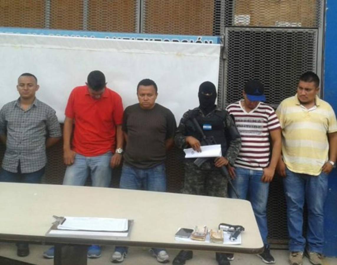Dos policías, entre presuntos extorsionadores capturados