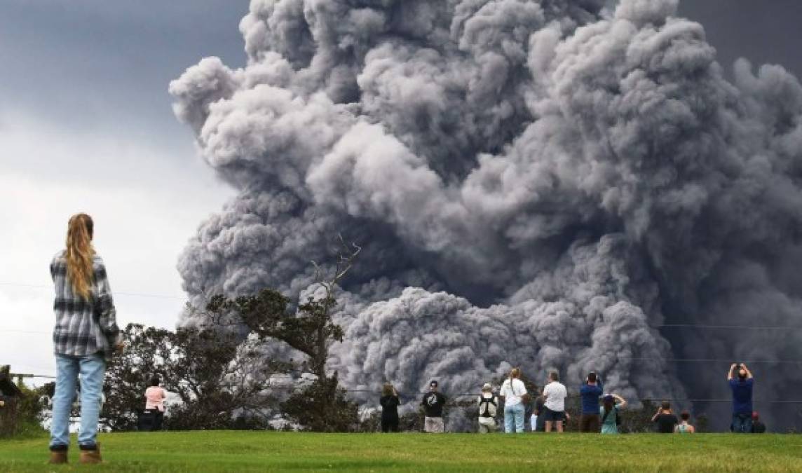 Imágenes de la nube de ceniza volcánica que provocó el volcán Kilauea en Hawái