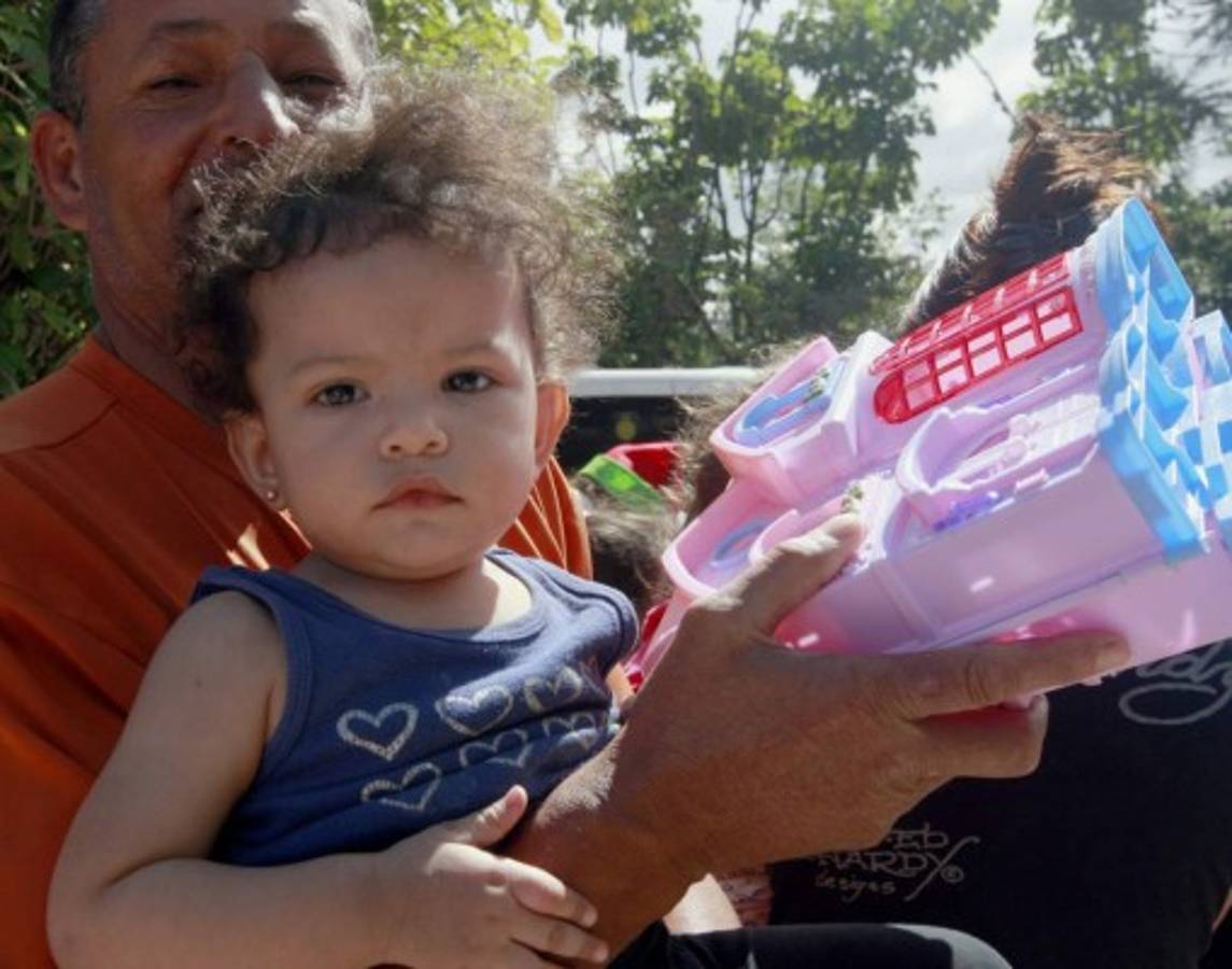 Intercambiamos juguetes por sonrisas infantiles en la aldea de Yaguacire