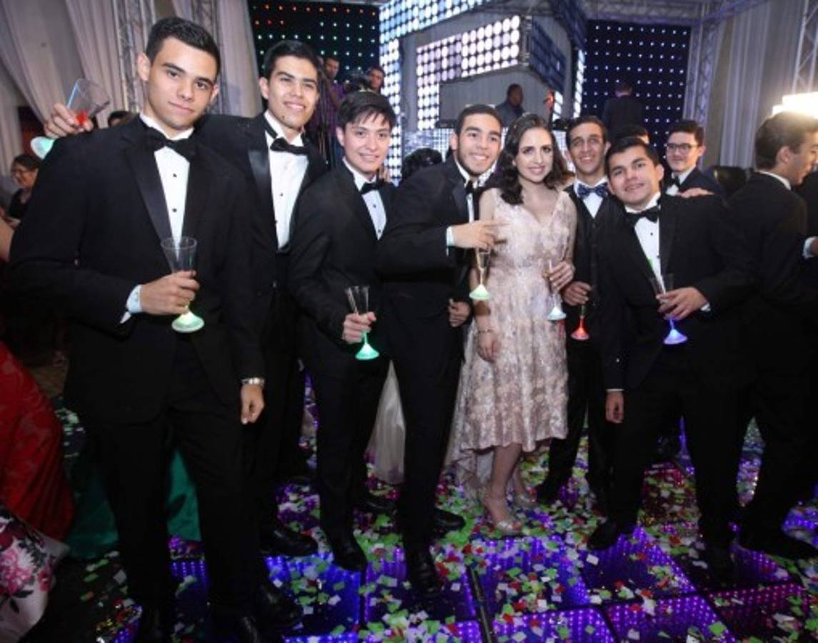 Un brindis por los seniors que dijeron adiós a la Academia Los Pinares