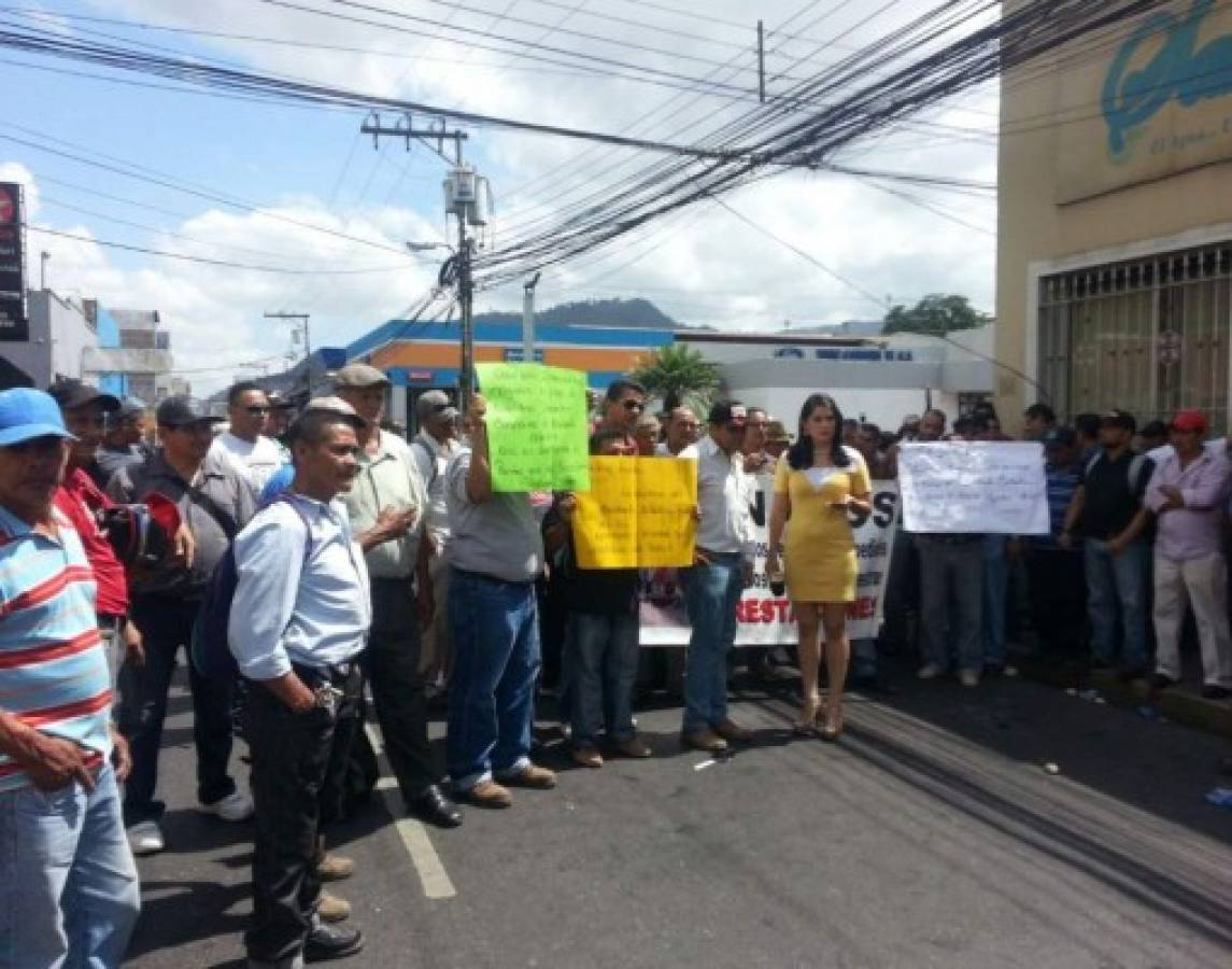 Exempleados del SANAA se toman primera avenida de Comayagüela