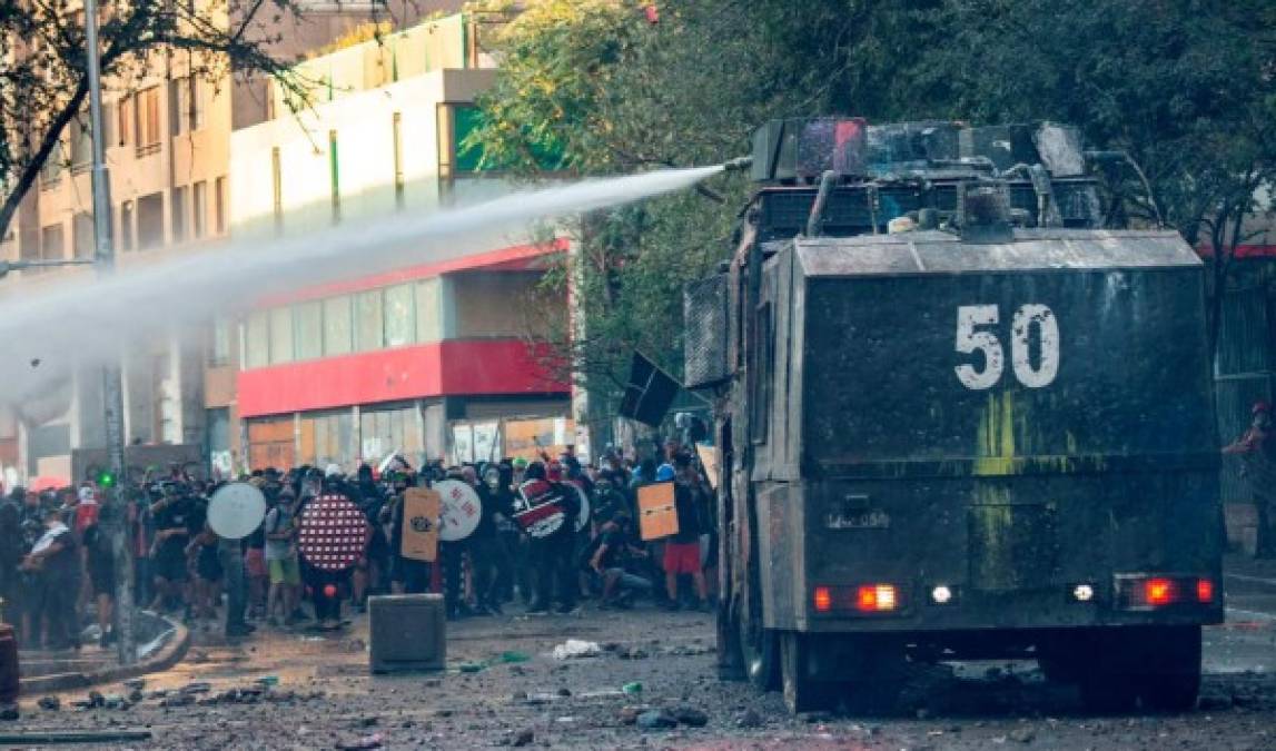 Las imágenes de las tensas y violentas protestas en Chile contra Piñera