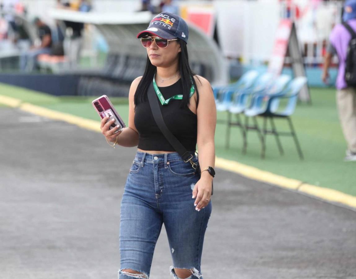 ¡De película! Las bellas damas se roban el show previo al clásico entre Olimpia y Motagua ¡De película! Las bellas damas se roban el show previo al clásico entre Olimpia y Motagua
