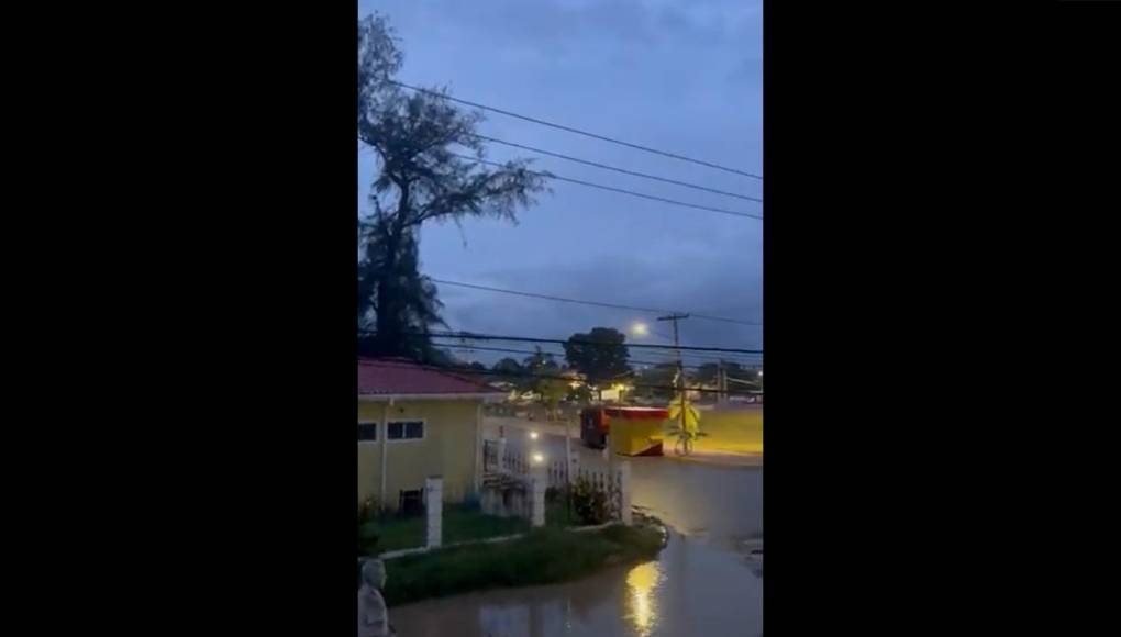 Tráfico, desesperación y temor: Evacúan La Lima ante llamado de emergencia por lluvias