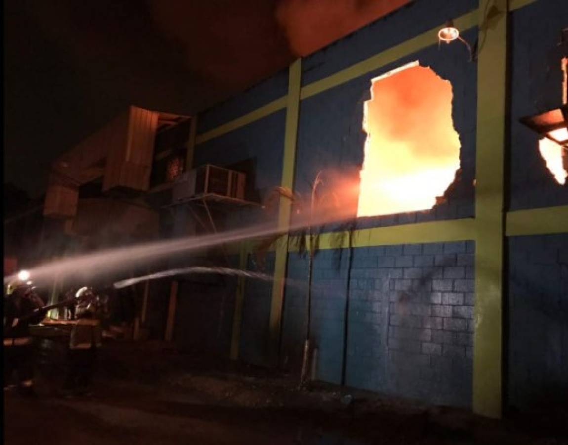 Voraz incendio consume bodega en barrio Las Palmas de San Pedro Sula