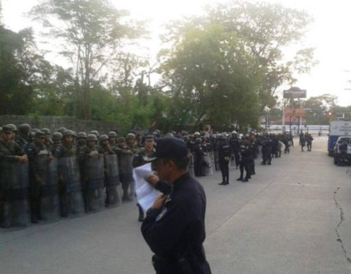 Estudiantes de UNAH-VS desalojan instalaciones de forma pacífica