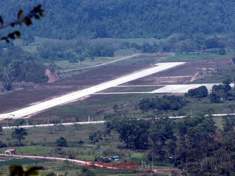El aeródromo de Río Amarillo, Copán, no está en una ubicación privilegiada, ya que está rodeado de montañas. Para su construcción se invirtieron 335 millones de lempiras.