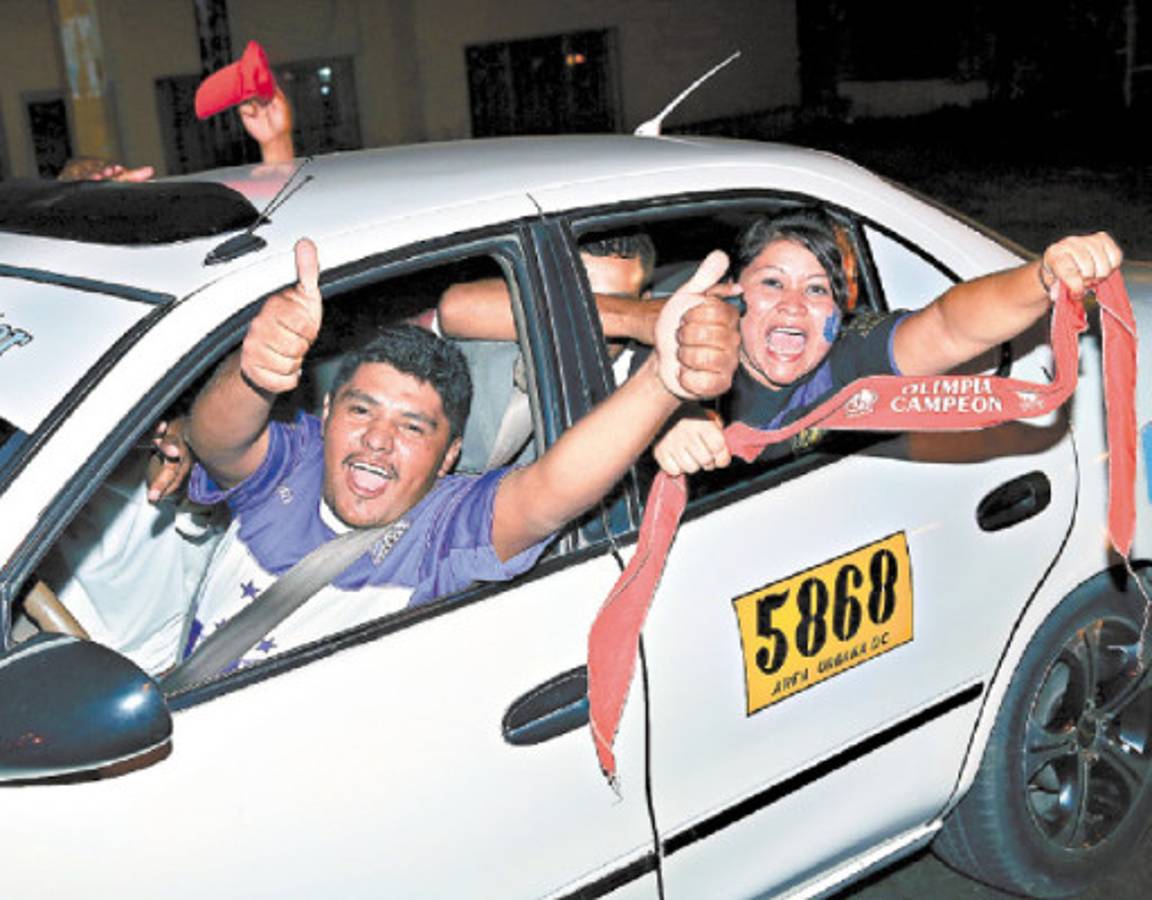 Olimpistas celebran en la calle el tetracampeonato