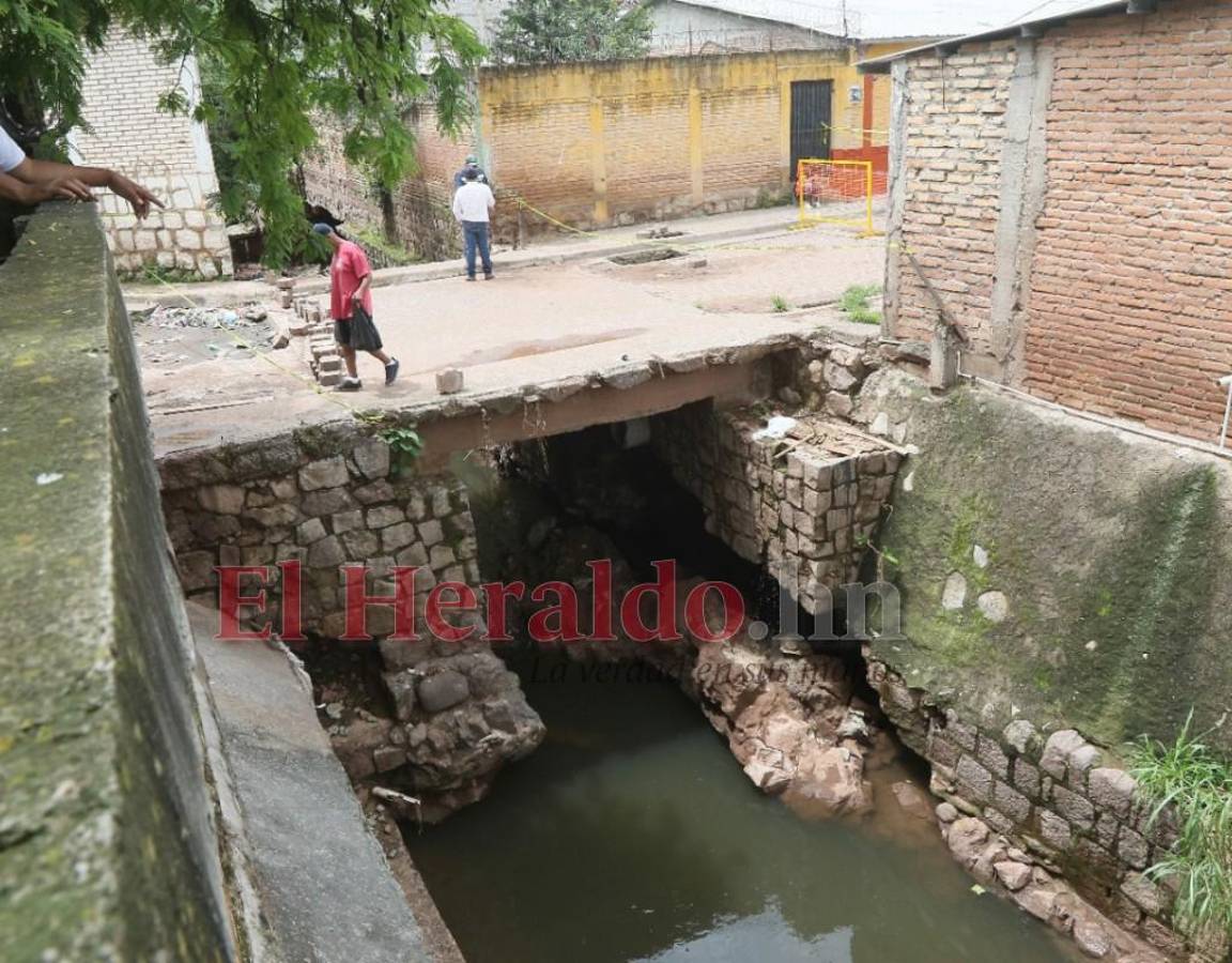 Socavón amenaza con desplomar dos casas y kínder en barrio Morazán