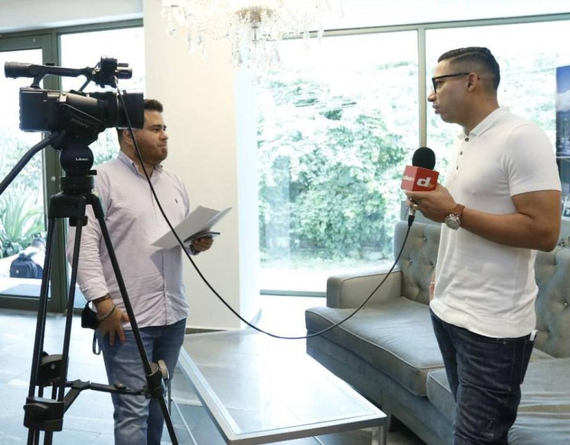 Emilio Izaguirre siendo entrevistado por el periodista Gustavo Roca.