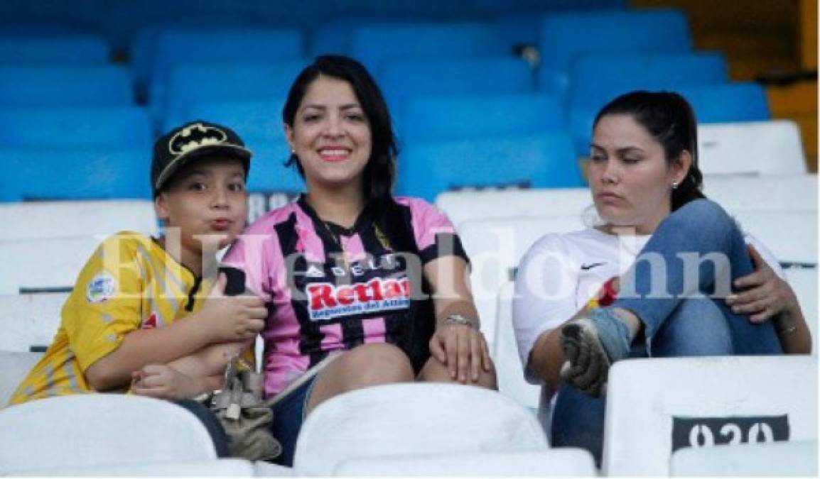Las hermosas chicas que adornan el estadio Morazán en el partido entre Real España y Platense