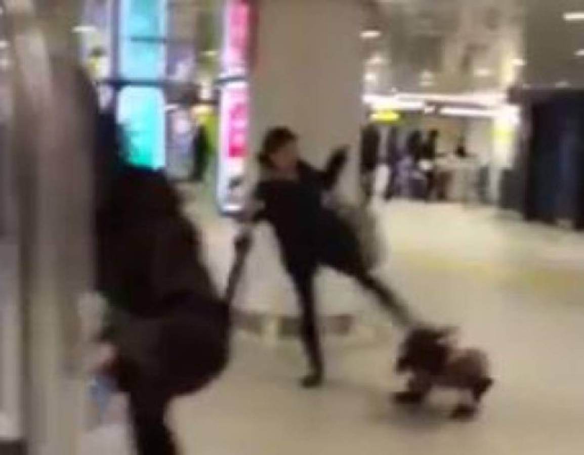 La capturan en video pateando en la cabeza a su pequeña hija