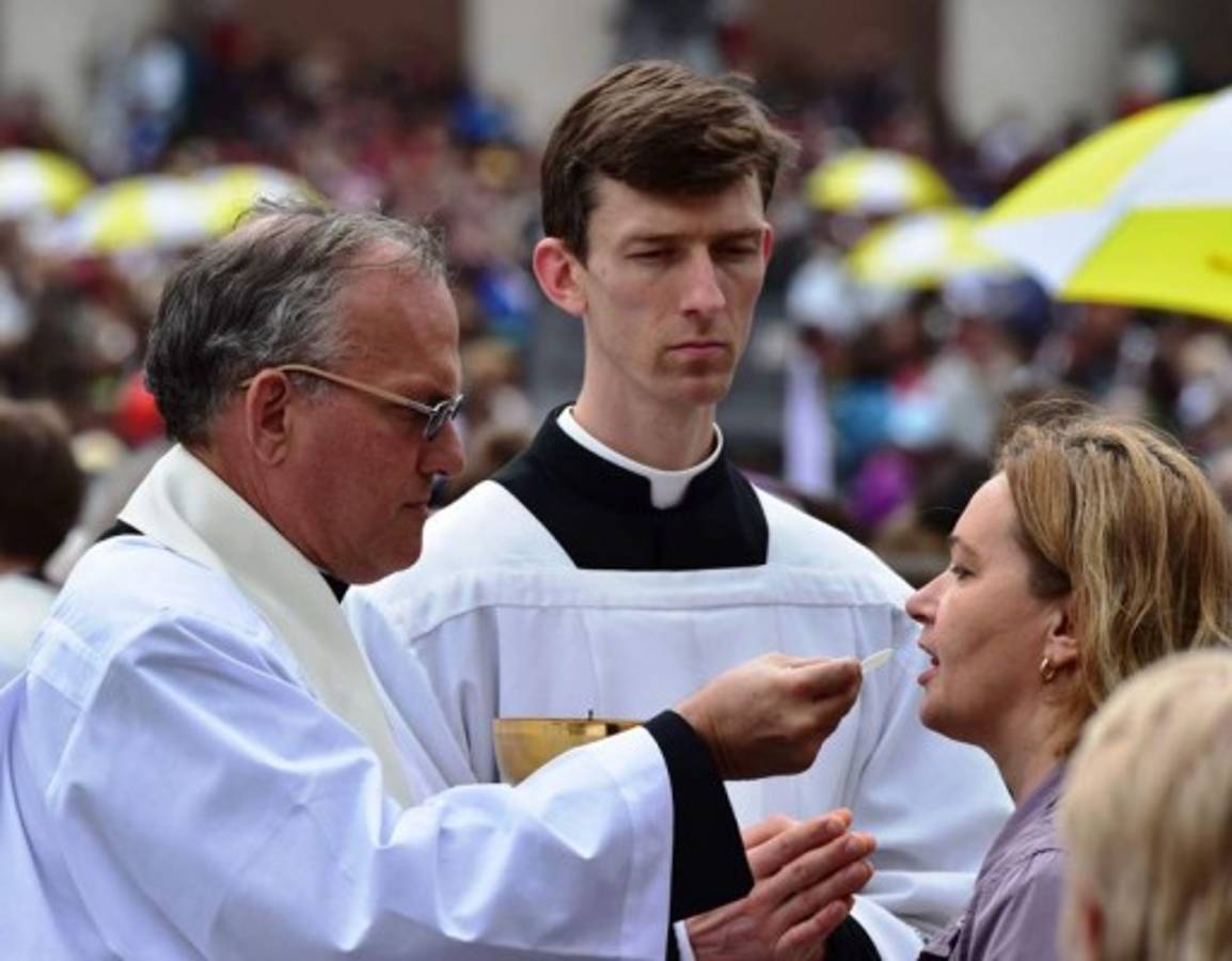 Feligresía católica asiste a la histórica canonización