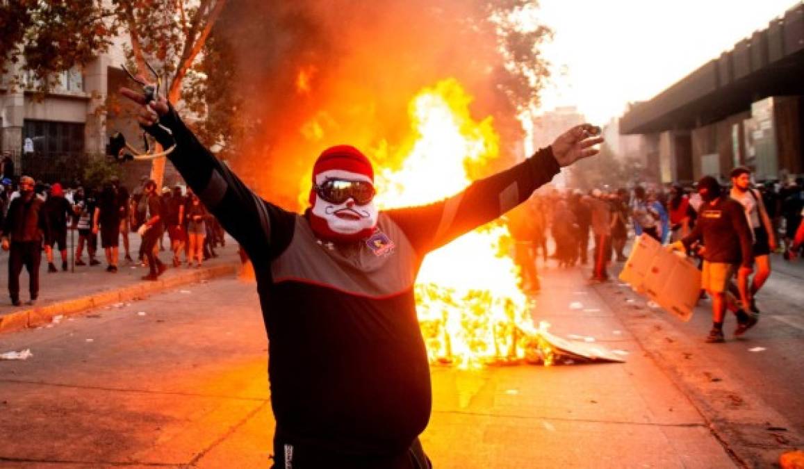 Las imágenes de las tensas y violentas protestas en Chile contra Piñera