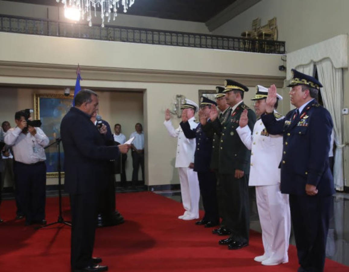 Presidente de Honduras juramenta a la nueva cúpula policial y militar
