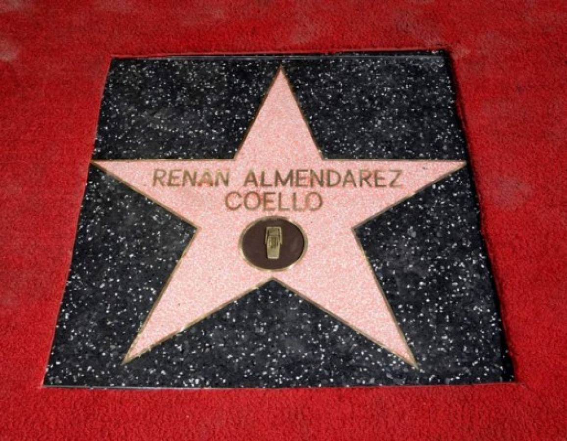 Locutor hondureño recibe estrella en Hollywood