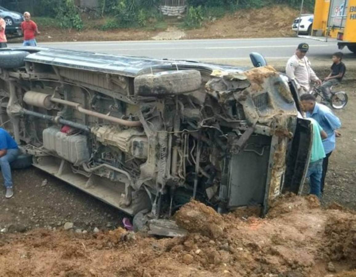 Desperfecto mecánico provoca que microbús se accidente y deje un herido en Yojoa