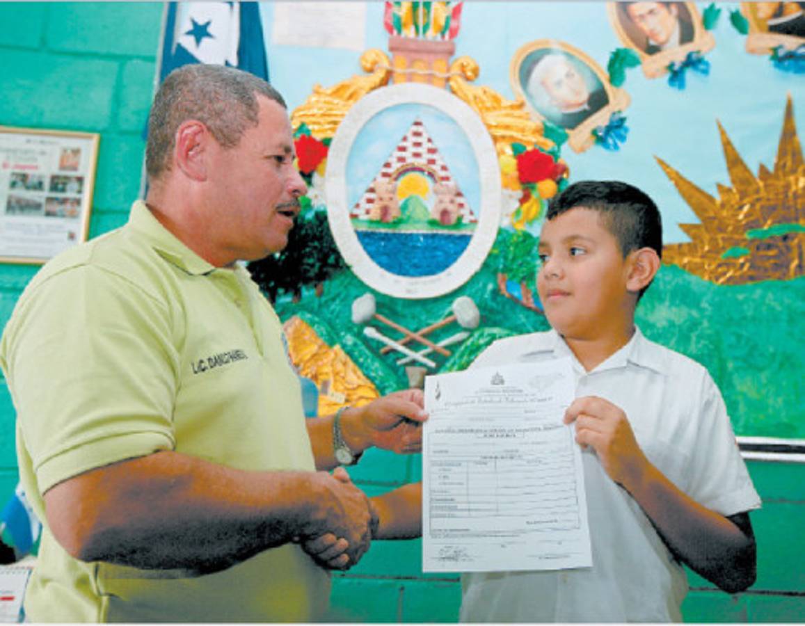 Ratifican cero cobros por gastos de clausura en sexto año