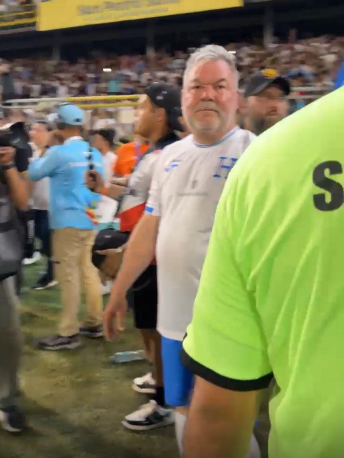 ¿Por qué no metieron a jugar al alcalde Roberto Contreras en el partido de tiktokers en Honduras?