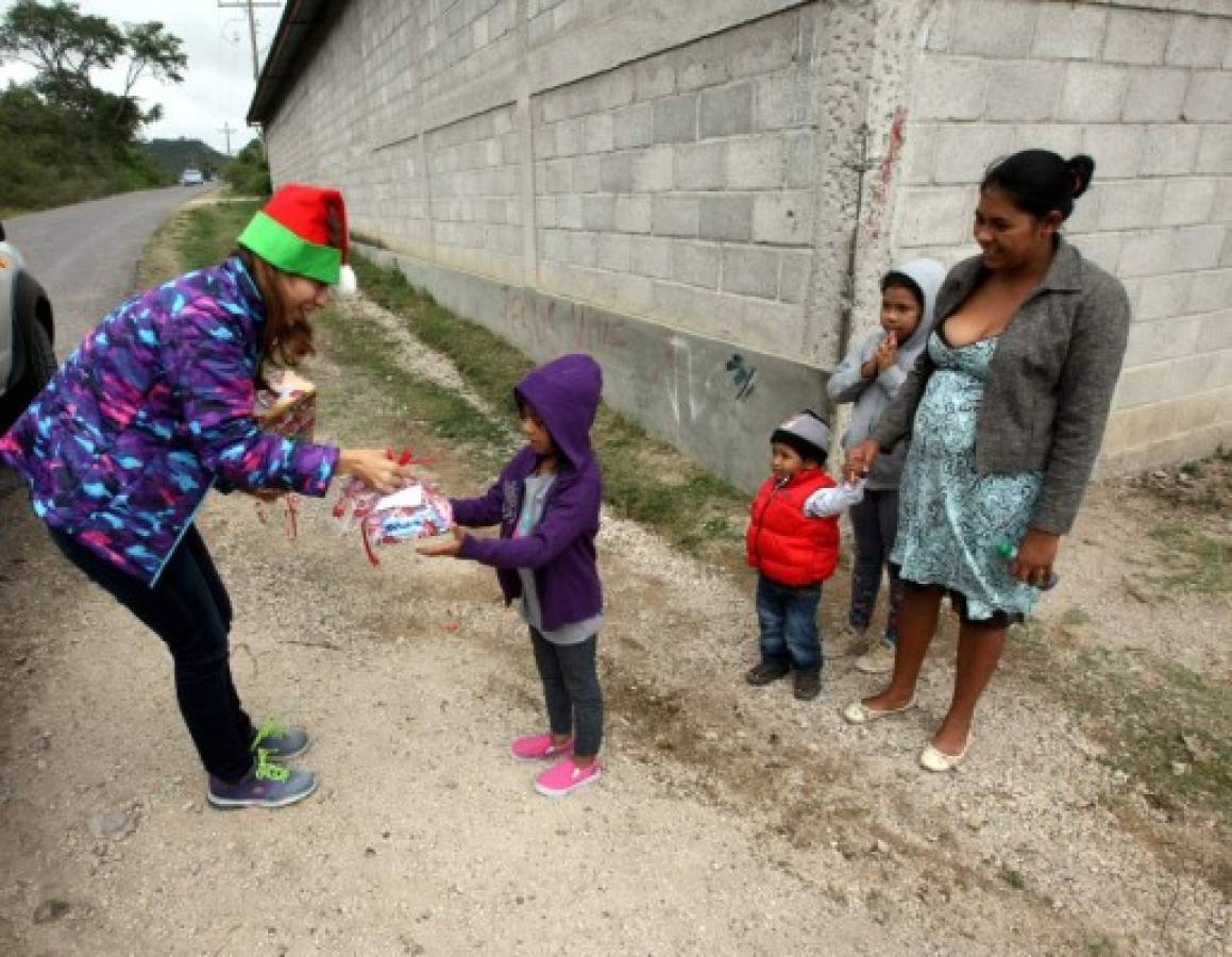 Pequeños de la Villeda Morales felices al recibir un obsequio