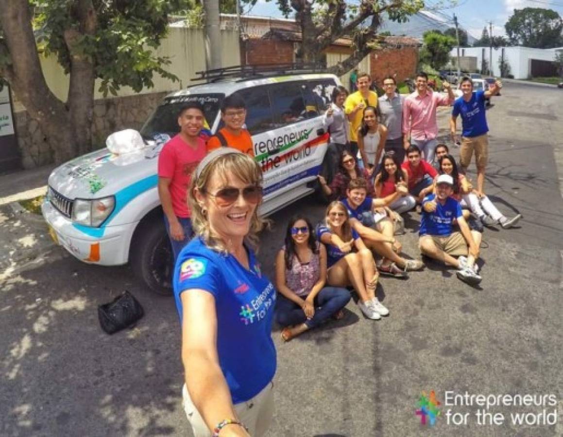 Durante su estadía en El Salvador, la familia Novoa Bernal sostuvo un encuentro con un grupo de emprendedores de la ciudad de San Salvador.
