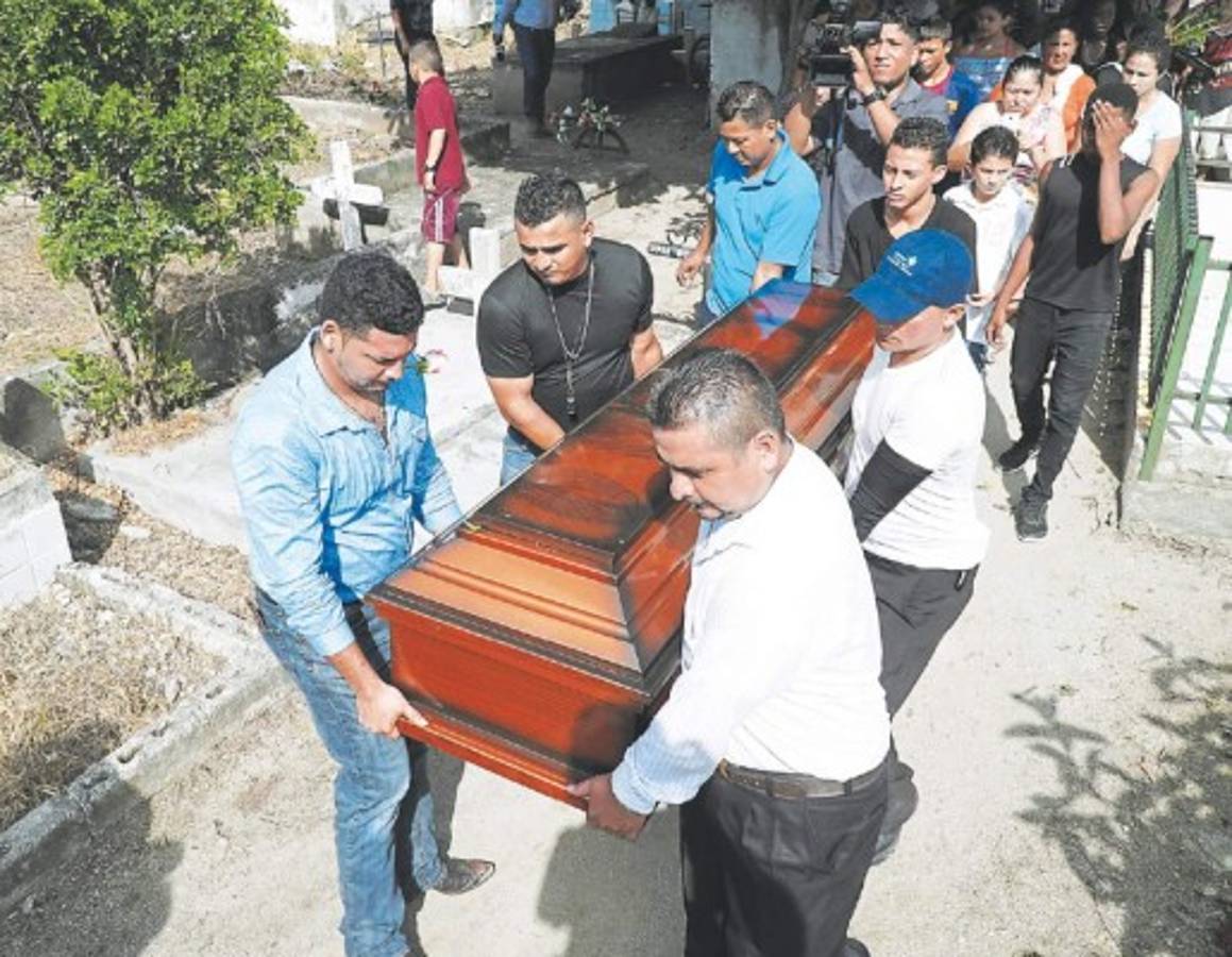 Los parientes lloraron desconsolados por la muerte del pequeño.