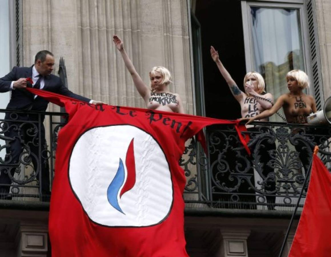 Mujeres con los pechos desnudos perturban discurso de Marine Le Pen