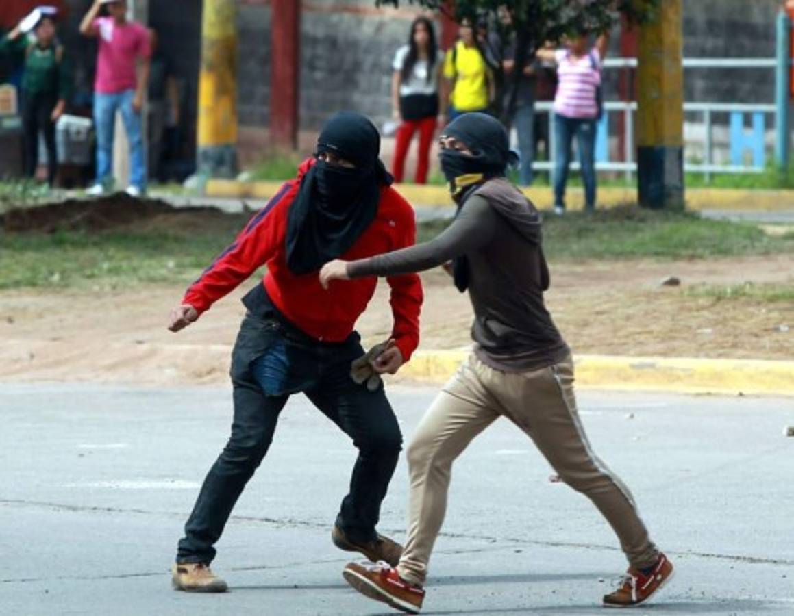 Chimbas, palos, piedras y hondas caseras en protesta frente a la UNAH
