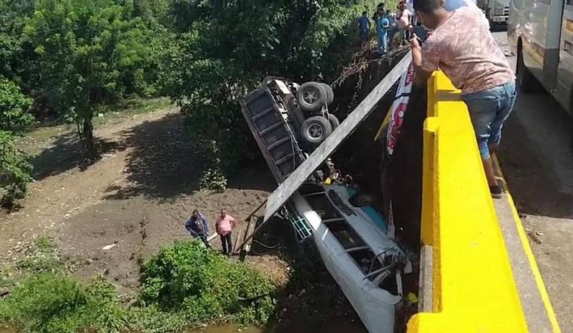 Escena del desastre: imágenes del accidente en El Progreso donde murió un niño y 15 personas resultaron heridas