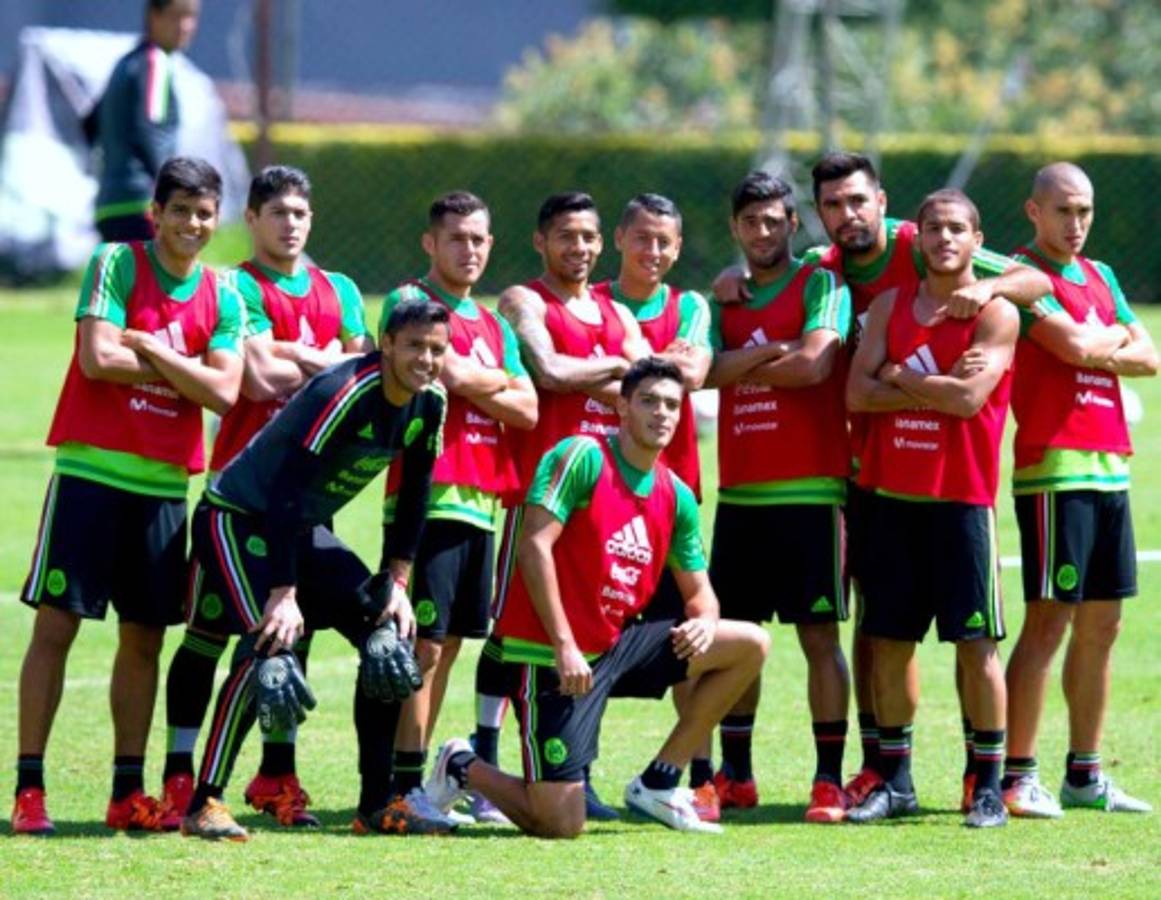 Chivas' Rodolfo Pizzaro, right, celebrates scoring against Toluca during a Mexico soccer league semifinal first leg match at Nemesio Diez Stadium in Toluca, Mexico, Thursday, May 18, 2017. (AP Photo/Eduardo Verdugo)