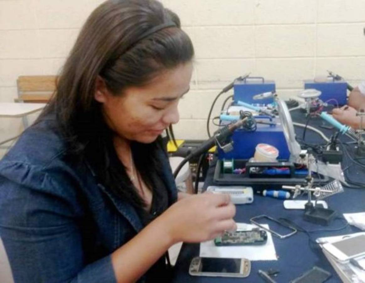 Honduras: Capacitan personal que repara celulares
