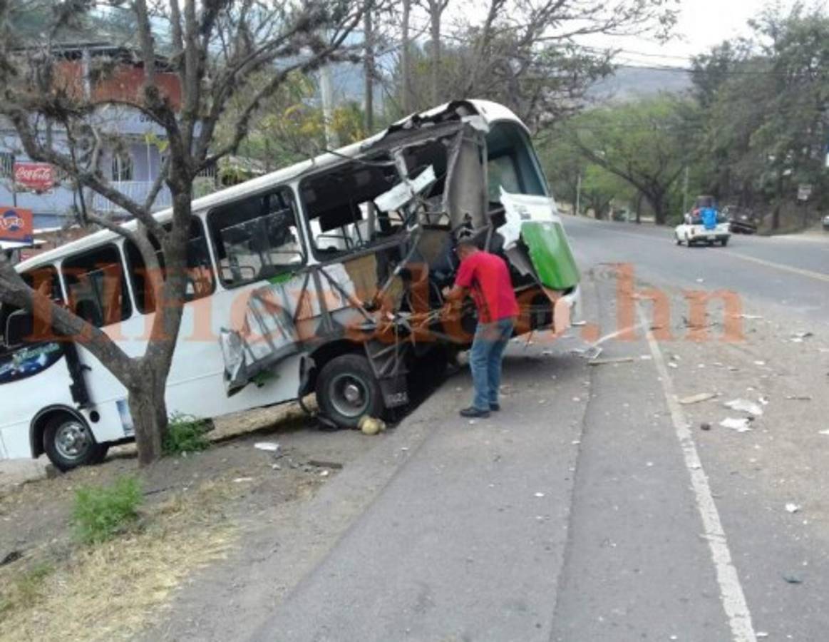 Choque entre rapidito y volqueta deja cuatro personas heridas en carretera a Olancho