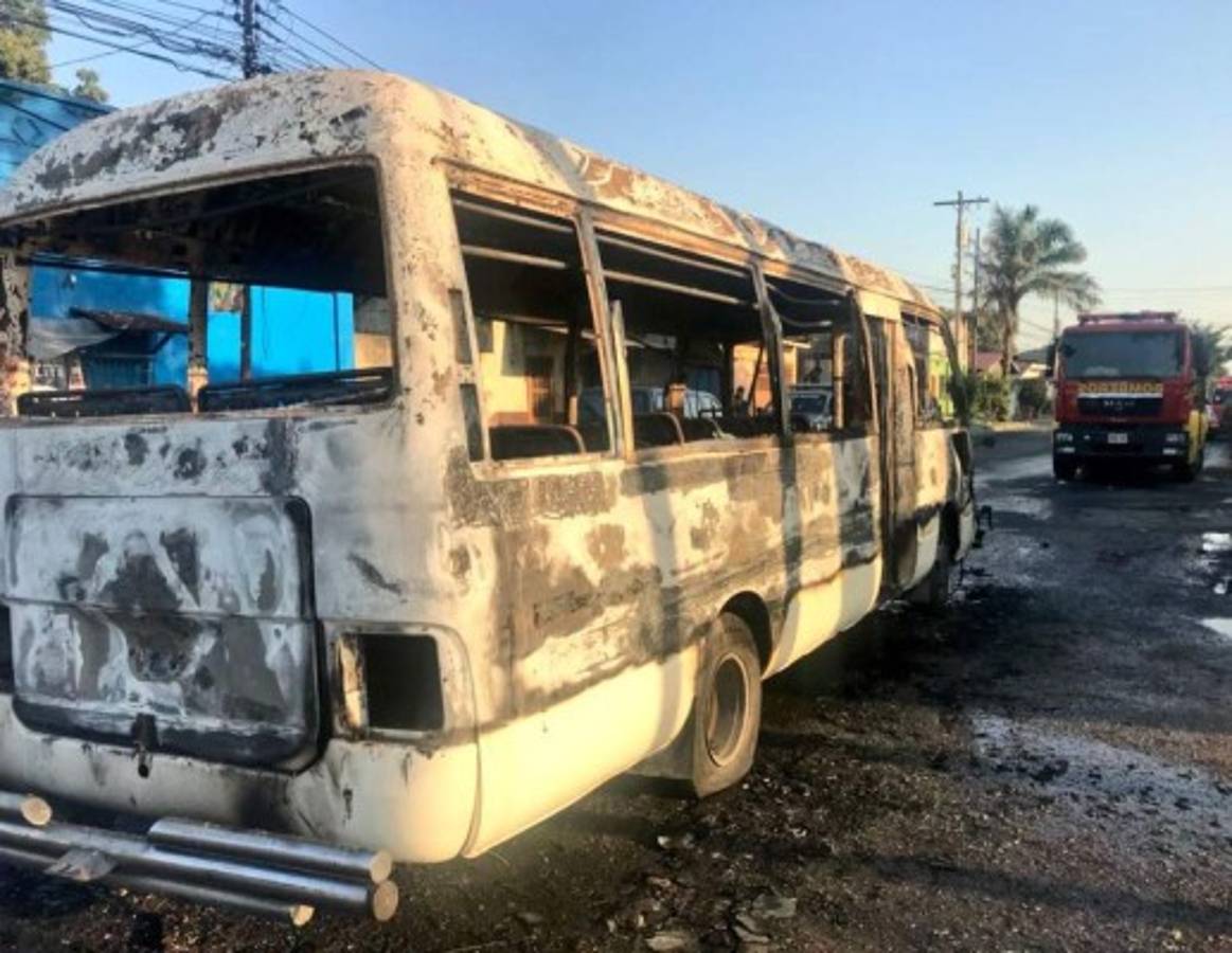 Delincuentes prenden fuego a bus 'rapidito' en San Pedro Sula