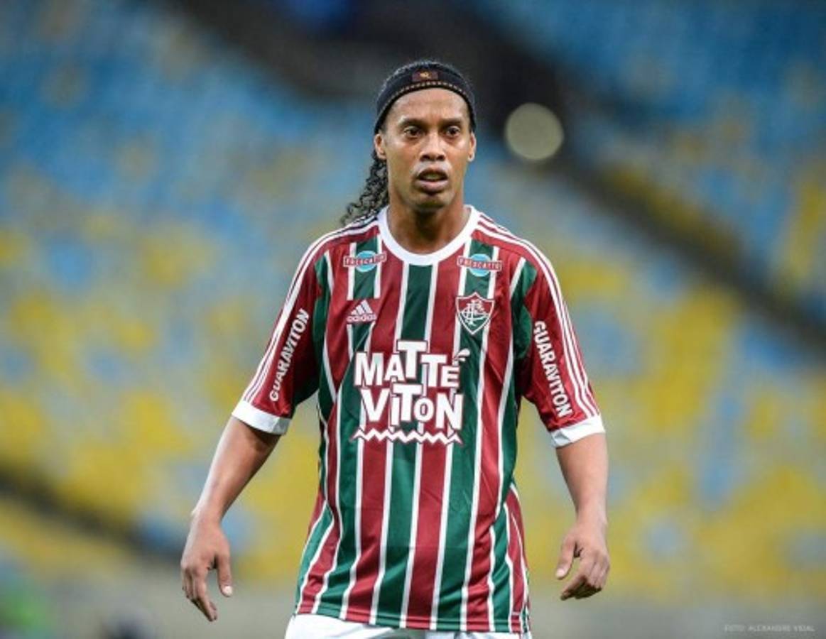 Las ocho camisetas que se puso Ronaldinho en sus 18 años de carrera